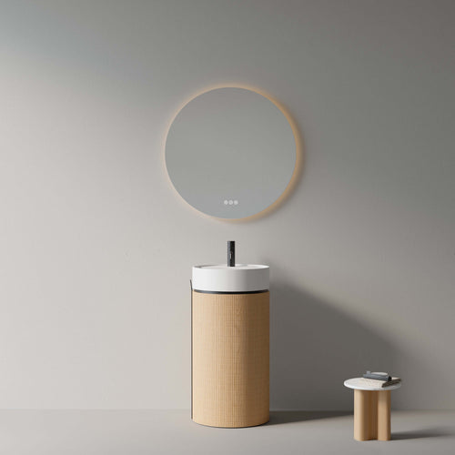 Lavabo freestanding in rovere chiaro con specchio tondo retroilluminato, design moderno ed elegante.