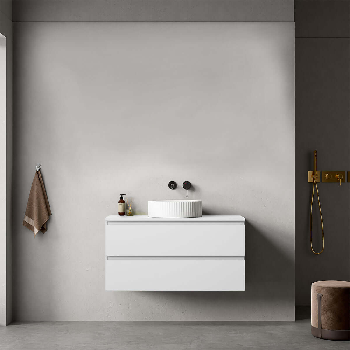 Mobile bagno sospeso bianco opaco con lavabo d'appoggio, design moderno e funzionale per un bagno contemporaneo.