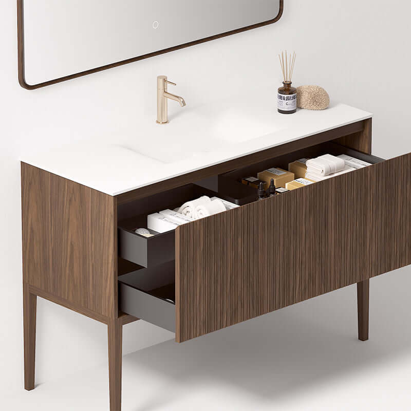 Mobile bagno 120 cm in rovere scuro con lavabo e specchio, dotato di cassetti per organizzare oggetti da bagno.
