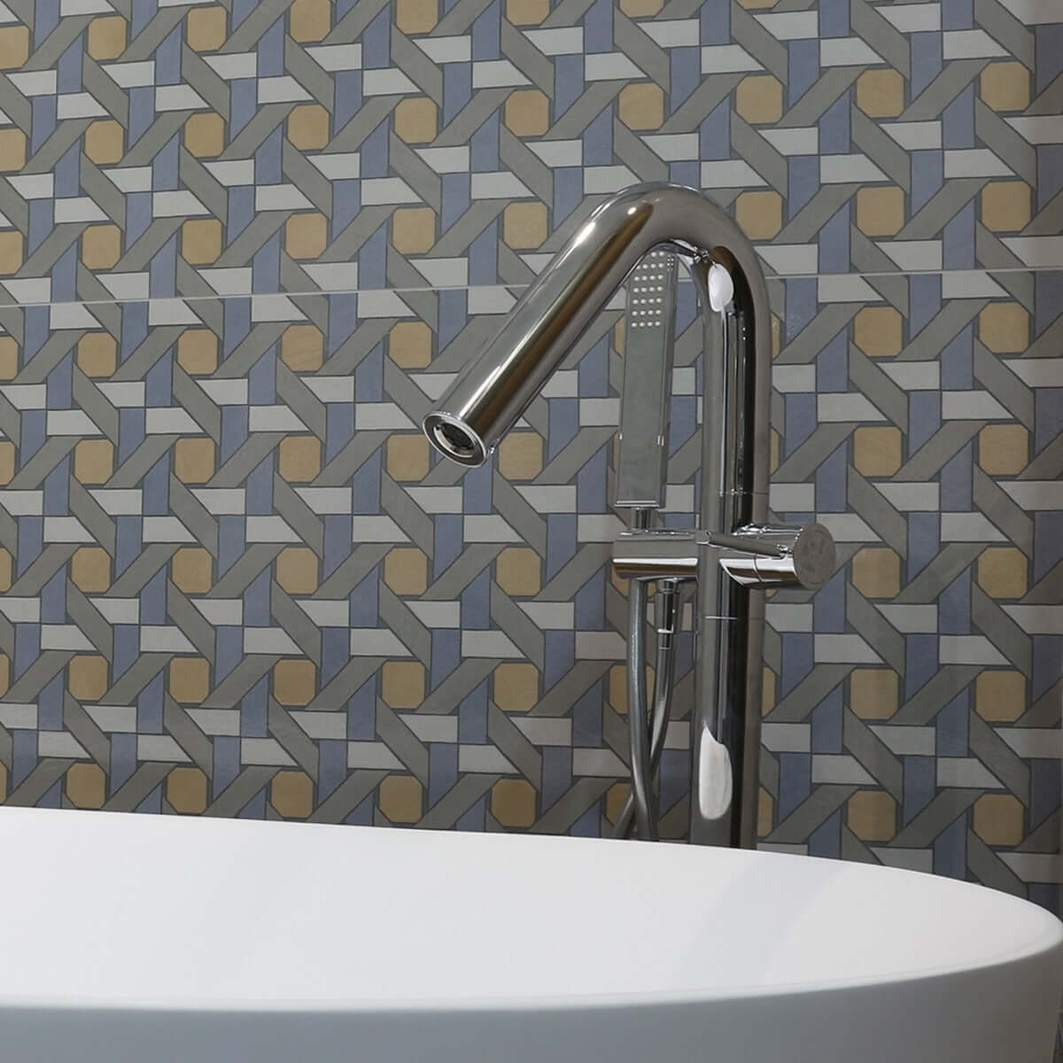 Miscelatore a pavimento per vasca freestanding con doccino in cromo Neptune, design elegante su parete decorativa.