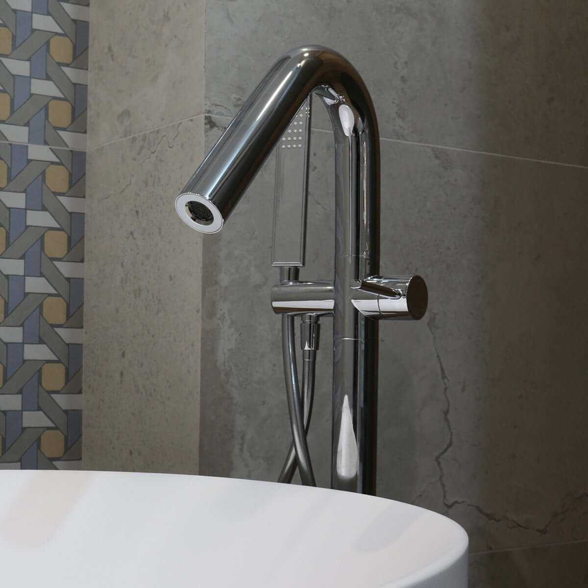 Miscelatore a pavimento per vasca freestanding con doccino cromo Neptune in un elegante ambiente bagno.