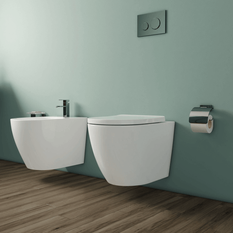 Coppia di sanitari sospesi Giada in ceramica bianca, design moderno e minimalista per il bagno.