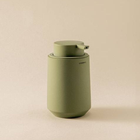 Set Accessori da Bagno Saona Sage Green - Cosmic in elegante tonalità verde salvia.
