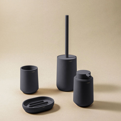 Set Accessori da Bagno Saona Volcano - Cosmic, eleganti accessori bagno in tonalità nere e design minimalista.
