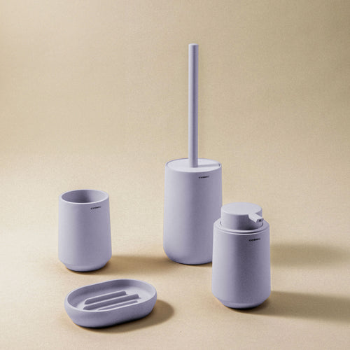 Set Accessori da Bagno Saona Lavender - Cosmic, completo di accessori bagno dal design contemporaneo e minimale.