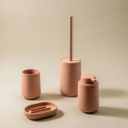 Set Accessori da Bagno Saona Blossom Pink - Cosmic, eleganti accessori bagno in tonalità delicate e design contemporaneo.