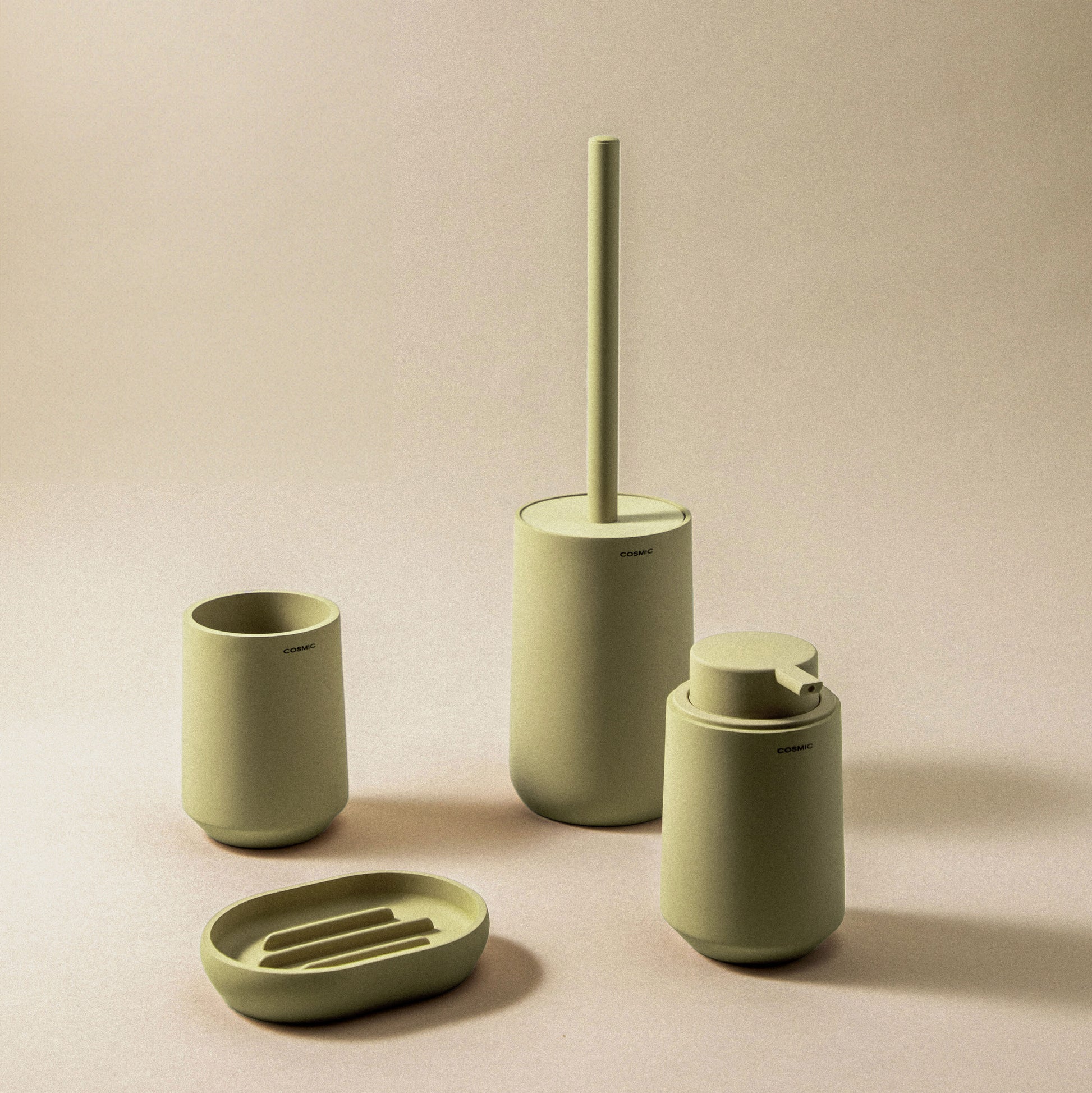 Set Accessori da Bagno Saona Sage Green - Cosmic, completo di accessori eleganti e funzionali in tonalità verdi.