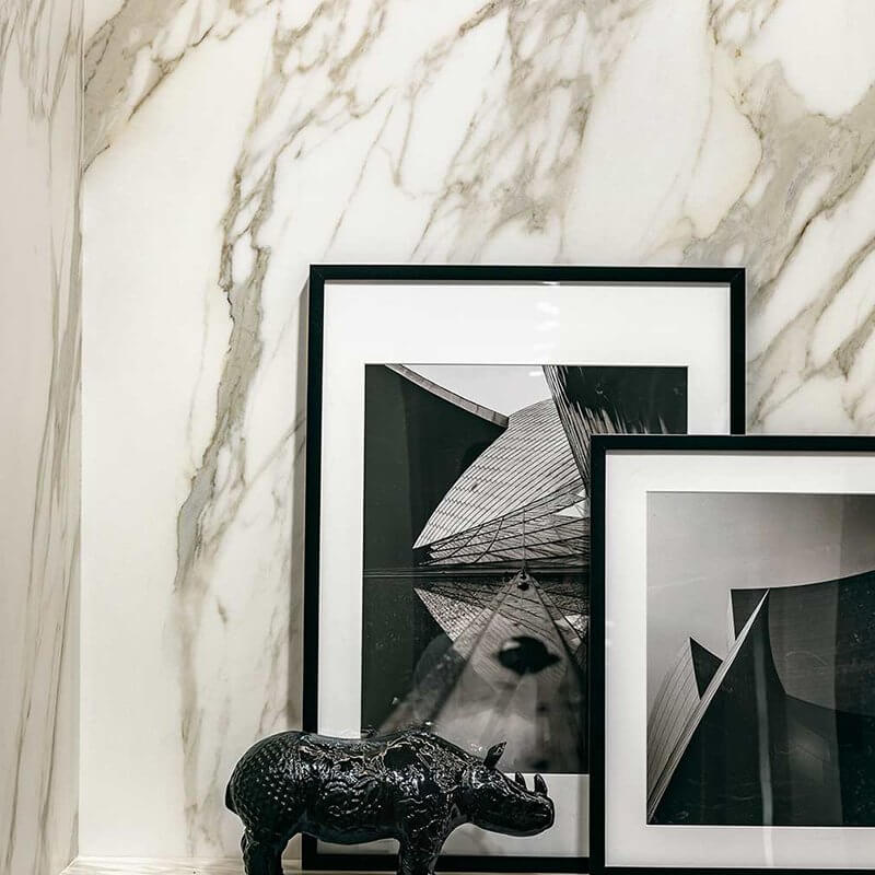 Gres porcellanato effetto marmo cr̬me etoile, decorazione con immagini in bianco e nero e dettagli eleganti.