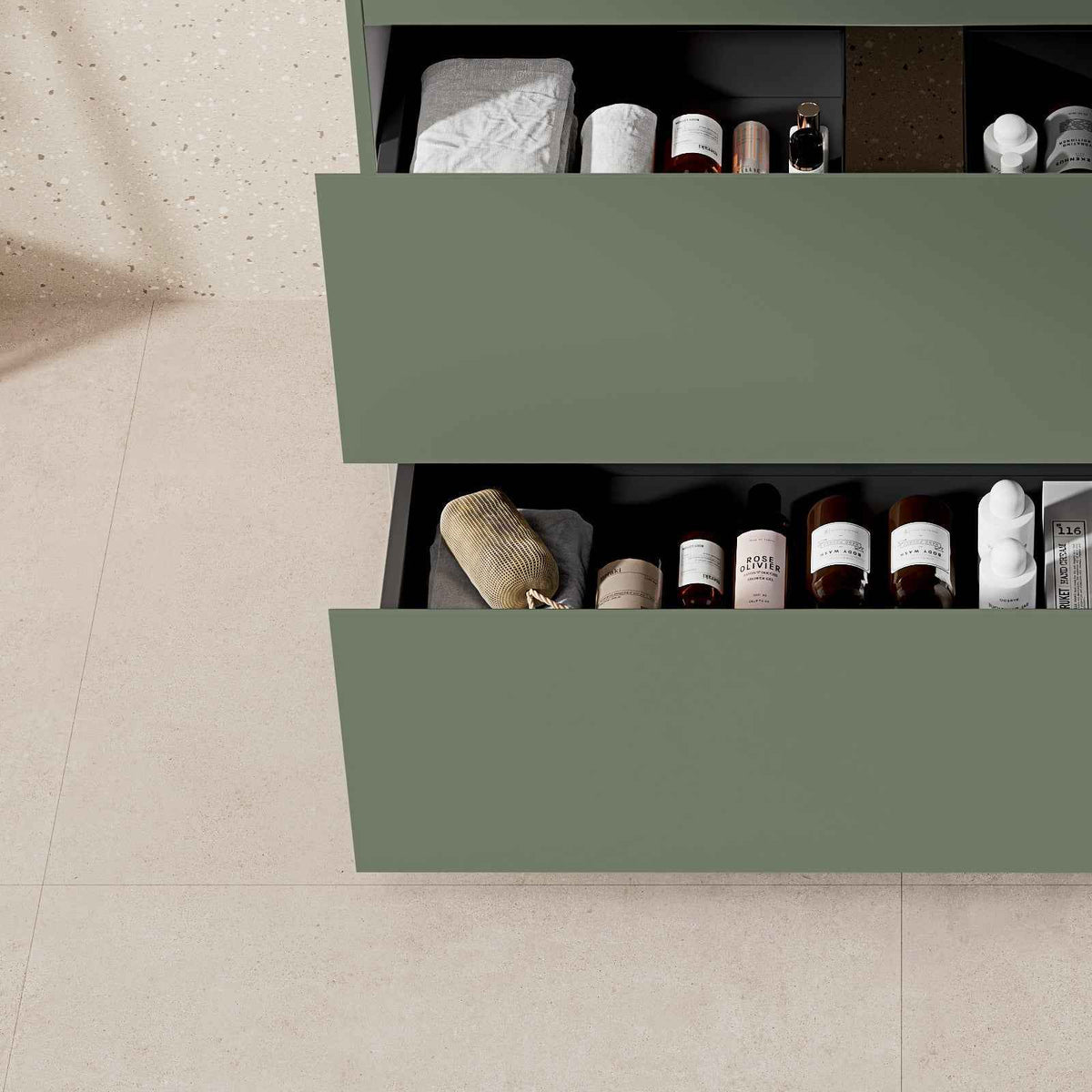 Mobile bagno a terra 100 cm verde salvia con cassetti aperti che mostrano prodotti per la cura personale.